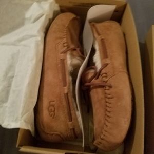 Ugg womens Dakota slippers size 7